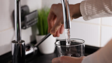 Person,-Die-Ein-Glas-Mit-Wasser-Füllt