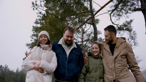 Freunde-Zusammen-Im-Freien