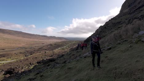 Los-Excursionistas-En-La-Montaña-Con-Sol-De-Invierno-Montañas-Comeragh-Waterford-Irlanda