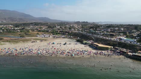 Turismo-En-Playa-Papudo,-Región-De-Valparaiso,-País-De-Chile