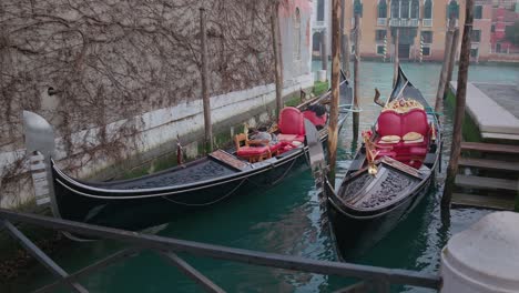 Venezianische-Gondeln-Auf-Einem-Ruhigen,-Türkisfarbenen-Kanal