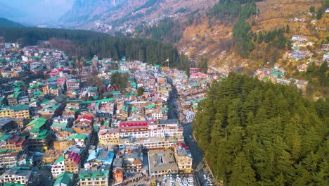 Luftaufnahme-Der-Stadt-Manali,-Himachal-Pradesh,-Indien