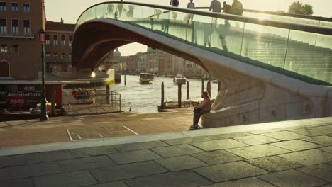 Beschäftigte-Menschen-überqueren-Die-Calatrava-Brücke-Vom-Berühmten-Architekten-Renzo-Piano-In-Venedig,-Goldenes-Morgenlicht