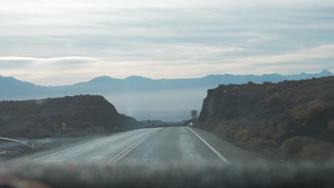 Conducción-De-Automóviles-En-Las-Montañas-Del-Desierto-En-El-Fondo-Del-Día-Asiento-Delantero-Pov