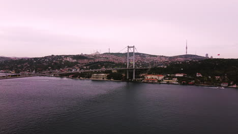 Vista-De-Perfil-Del-Concurrido-Puente-Del-Bósforo-Durante-La-Puesta-De-Sol-En-Estambul