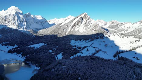 Obersee-Suiza-Glarus-Antena-Descendente-Muestra-Reflexiones-Sobre-El-Lago