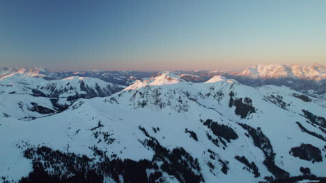 Vista-Panorámica-De-Las-Montañas-Cubiertas-De-Nieve-Durante-El-Invierno-En-Hinterglemm,-Austria