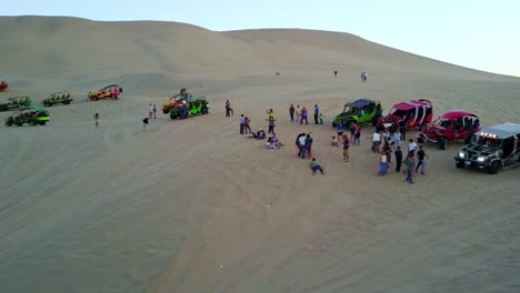 Huacachina-Oase-Buggys-Parken-Auf-Sanddünen-In-Der-Atacama-Wüste