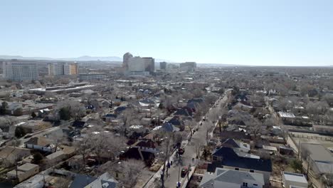 Centro-De-Albuquerque,-Nuevo-México,-Con-Un-Amplio-Video-De-Drones-Moviéndose