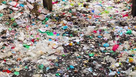 Überquellende-Mülldeponie-Mit-Verstreutem-Müll-Und-Schutt,-Thema-Umweltverschmutzung