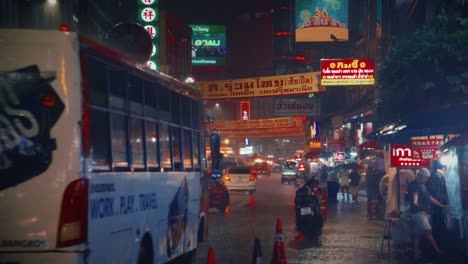 Calle-Muy-Transitada-En-Chinatown,-Bangkok-Durante-La-Lluvia-Por-La-Noche.