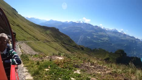 Lauterbrunnen,-Schweiz,-12.-Februar-2024:-Touristenfahrt-Mit-Der-Straßenbahn-Durch-Brienzer-Seewiesen,-Berge,-Täler-Und-Wiesen-In-Der-Schweiz