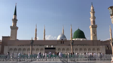 Muslims-in-Masjid-al-Nabawi-in-Medina,-Saudi-Arabia,-static-shot