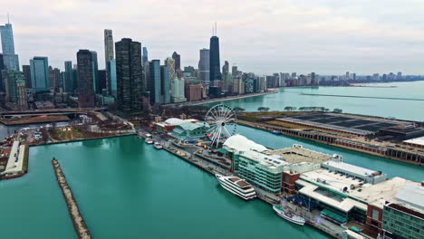 Vista-Aérea-Hacia-La-Rueda-Centenaria-En-Navy-Pier,-Tarde-Nublada-En-Chicago