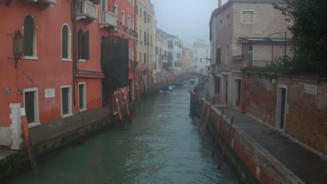 Canal-De-Venecia-Envuelto-En-Niebla-Al-Amanecer,-Italia