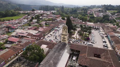Vista-Aérea-Alrededor-De-La-Iglesia-De-Nuestra-Señora-Del-Carmen,-En-El-Soleado-Salento,-Colombia