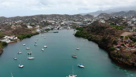 Segelboote-In-Der-Marina-Von-Prickly-Bay,-Grenada,-Mit-Tropischer-Küste,-Luftaufnahme