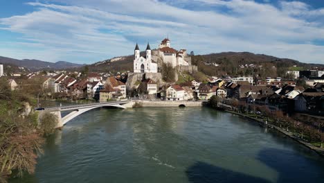 Aarburg-Aargau-Schweiz-Berühmte-Burg-Thront-über-Dem-Fluss-Langsame-Annäherung-Antenne