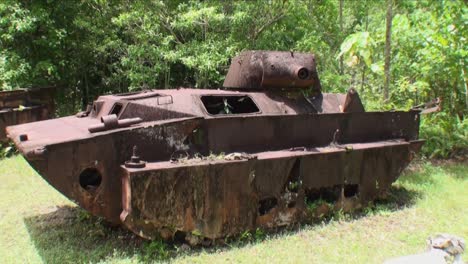 Japanischer-Amphibienpanzer-Aus-Dem-Zweiten-Weltkrieg-In-Peleliu,-Palau,-Mikronesien