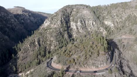 Carretera-En-Zigzag-Con-Automóviles-Circulando-Por-La-Autopista-89-A-En-Sedona,-Arizona,-Con-Video-Estable-De-Drones