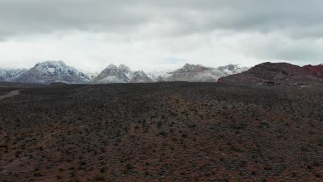 Vuelo-Aéreo-De-Drones-Con-Montañas-Nevadas-En-El-Fondo