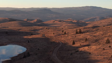 Tapiz-Verde:-Una-Vista-Panorámica-De-La-Belleza-Salvaje-Del-Lago-Du-Bois