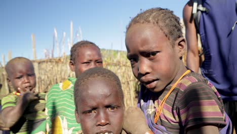 Zeitlupenaufnahme-Von-Stammeskindern-Aus-Uganda,-Die-In-Ihrem-Abgelegenen-Dorf-In-Die-Kamera-Schauen