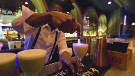 Un-Barman-Negro-Está-Usando-Un-Soplete-Para-Prender-Fuego-A-Las-Bebidas-En-Un-Bar-De-Propiedad-Negra-En-La-Ciudad