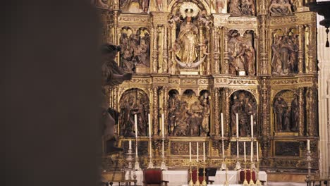 Toma-Panorámica-De-La-Estatua-Del-ángel-Dentro-De-La-Iglesia-De-Santa-María,-Iglesia-Interior