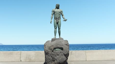 Escultura-Del-Rey-Guanche-Romano-En-Candelaria,-Tenerife,-España