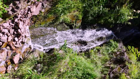 Cascada-Formada-Por-Un-Arroyo-De-Montaña-Que-Fluye-Sobre-Rocas
