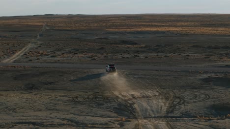 Camión-Todoterreno-Conduciendo-A-Través-De-Un-Paisaje-Desierto-De-Paisaje-Lunar,-Factory-Butte-En-Utah,-Estados-Unidos