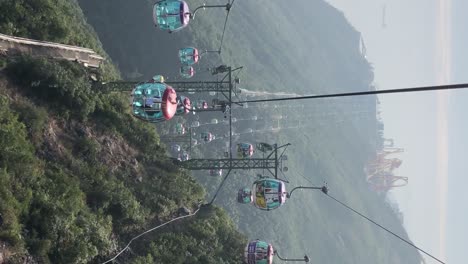 Wunderschöner-Vertikaler-Clip,-Der-Die-Seilbahn-Zum-Gipfel-Im-Ocean-Park,-Hongkong-Zeigt