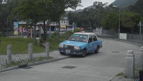 Taxi-Estacionado-En-La-Calle-De-Entrada-Al-Monasterio-De-Ngong-Ping-Y-Atracción-Turística.