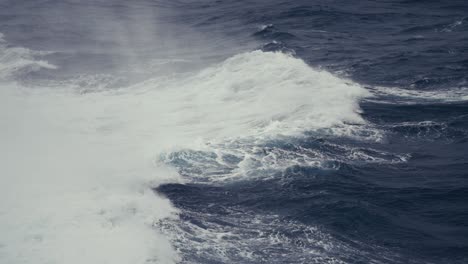 Olas-Aplastantes-De-Cresta-Blanca-En-El-Mar-Abierto-Del-Norte