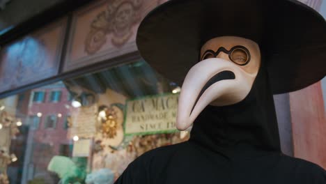 Iconic-plague-doctor-mask-outside-Ca-'Macana-store,-Venice-Italy