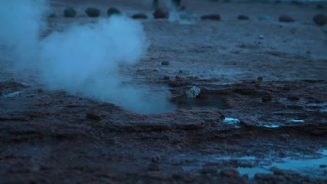 Pequeño-Géiser-Activo-Al-Amanecer-En-La-Cima-De-La-Montaña-En-El-Desierto-De-Cerca