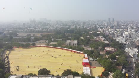 Vista-Aérea-De-Drones-Del-Festival-De-Cometas-De-Rajkot,-Personas-De-Diferentes-Países-Vuelan-Sus-Grandes-Cometas-En-La-Cámara-De-Drones