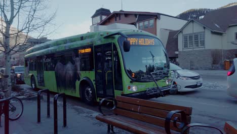 Autobús-Eléctrico-En-Servicio-En-La-Calle-Estacionado-Por-La-Noche-En-El-Centro-De-Banff,-Alberta,-Canadá,-Saque