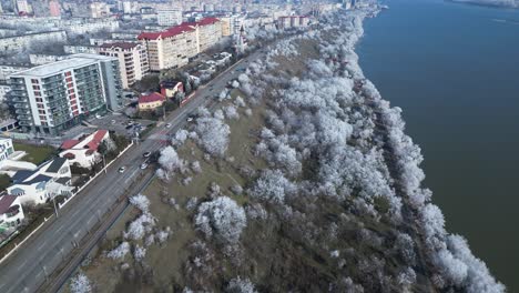 Árboles-De-Invierno-Y-Edificios-De-La-Ciudad-A-Lo-Largo-Del-Río-Danubio-En-Galati,-Rumania.