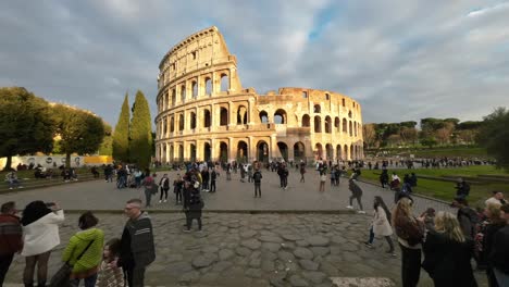 Timelapse-Del-Coliseo-Lleno-De-Turistas,-Ubicado-En-Roma,-Capital-De-Italia.