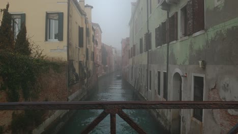 Neblige-Ruhe-Am-Kanal-In-Venedig,-Italien