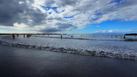 Mar-Tenerife-Playa-Océano-Agua-Retrayéndose,-Turista-Disfruta-Del-Día-Nublado