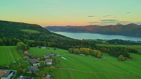 Idyllisches-Dorf-Mit-Frischer-Herbstnatur-Am-See-Und-Den-Bergen