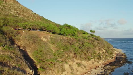 Drohnenaufnahmen-Entlang-Der-Felsigen-Küste-Von-Oahu,-Hawaii,-Vorbei-Am-Diamond-Head-Lighthouse-Auf-Der-Insel-Oahu-Auf-Den-Hawaii-Inseln