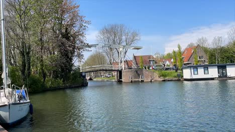Timelapse-of-a-small-closing-drawbridge-in-Volendam,-the-Netherlands
