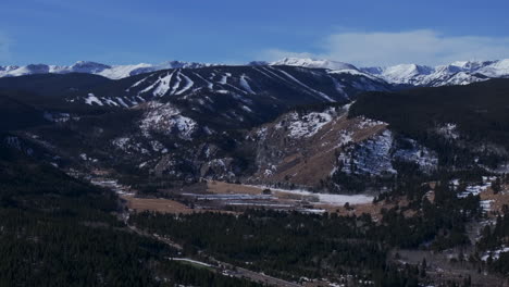 Eldora-Berg-Ski-Trail-Läufe-Indian-Peaks-Woodward-Ikon-Pass-Colorado-Filmische-Luftdrohne-Boulder-Flache-Eisen-Nederland-Front-Range-Winter-Blauer-Himmel-Stadtmitte-Schwarzer-Falke-Vorwärtsbewegung-