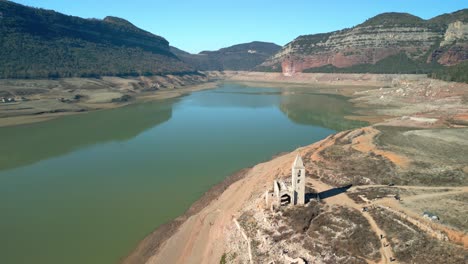 Sau-swamp-dike-in-Catalonia,-Spain,-intense-drought-in-2024-pantano-de-sau