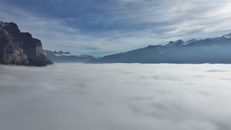 Neblige-Klippen-über-Weesen,-Schweiz---Luftaufnahmen-über-Den-Wolken