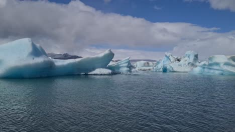 Icebergs-in-Cold-Glacial-Water-on-Sunny-Day,-Panorama